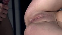 18-летняя извращенка выдавливает малафью партнера из анально-вагинальной пилотки